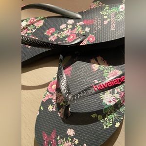 Victoria’s Secret Havaianas Black Floral Flip  Flops Size 37/8